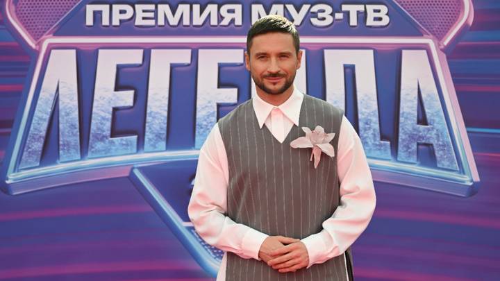 Сергей Лазарев предупредил своих поклонников, что от его лица действуют аферисты, и призвал быть осторожнее