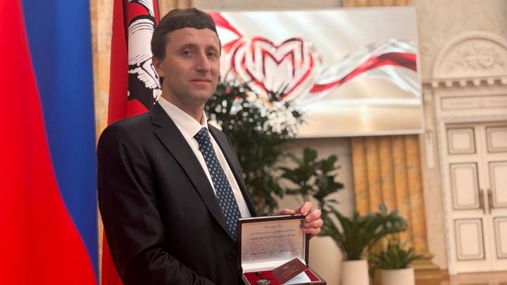 Сердечно-сосудистый хирург городской клинической больницы имени Д. Д. Плетнева Иван Коротков получил почетный знак «Заслуженный врач города Москвы»