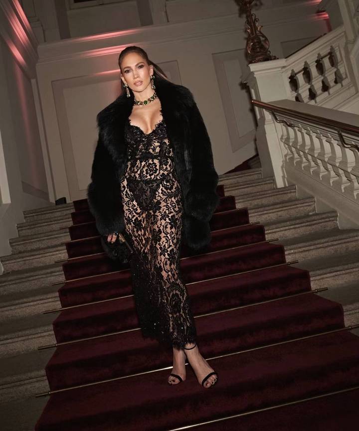 Певица Дженнифер Лопес появилась в «голом» платье на показе Dolce & Gabbana
