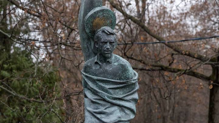 Могилу Владимира Высоцкого на Ваганьковском кладбище часто посещают туристы