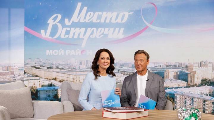 Ольга Кабо вместе с артистом Дмитрием Харатьяном ведет передачу «Мой район. Место встречи»
