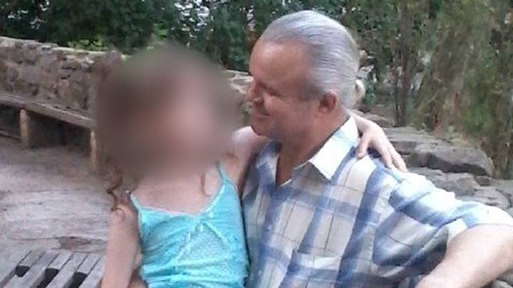 Старое фото Александра с еще маленькой дочерью
