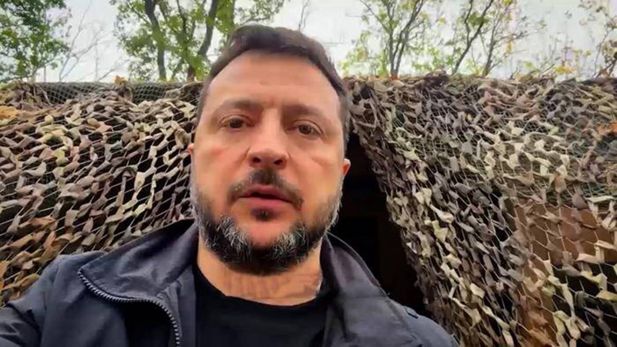 Зеленский записал видеообращение из оборудованного укрытия на фронте