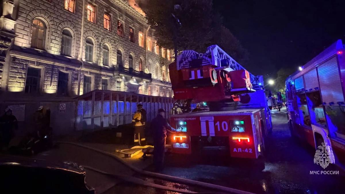Огонь перекинулся с петербургского особняка Миллера на соседнее здание