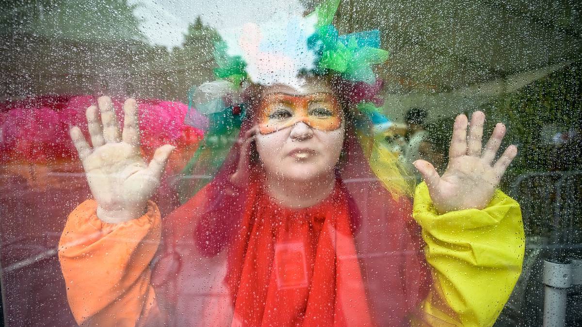 «Борода из банного полотенца»: как рождается магия уличного театра на фестивале Вахтангова