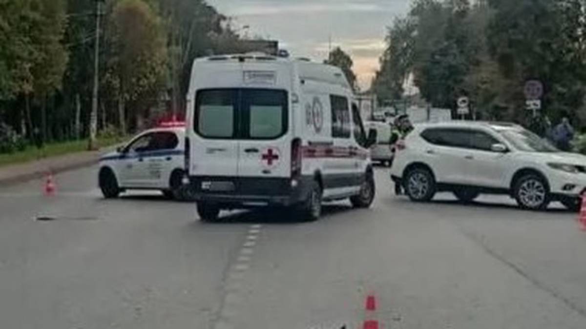 Автомобиль сбил двух подростков на одном самокате в подмосковном Пушкине