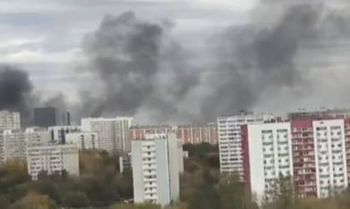 Сильный дым заметили на улице Молодцова в столичном районе Медведково
