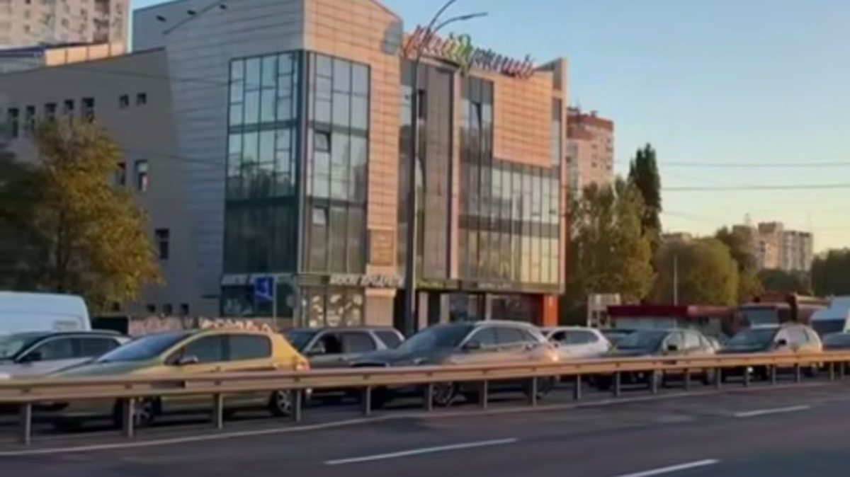 Огромные заторы возникли в Киеве из-за перекрытия мостов после ударов ВС РФ