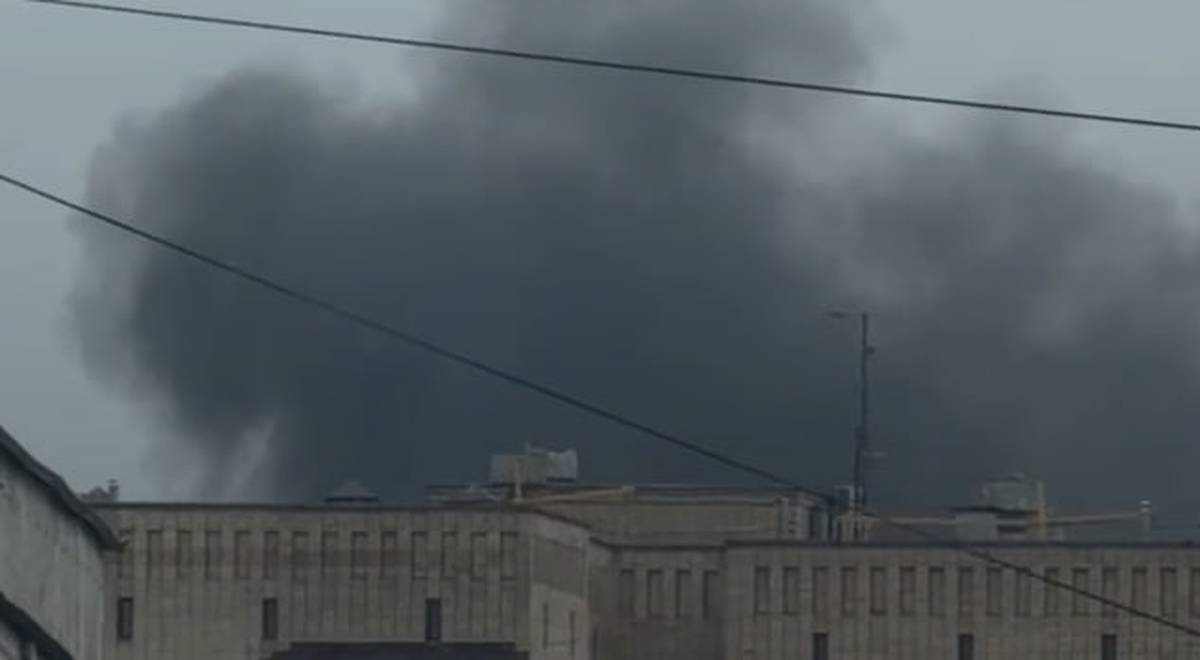 Пожар произошел на крыше административного здания в центре Москвы