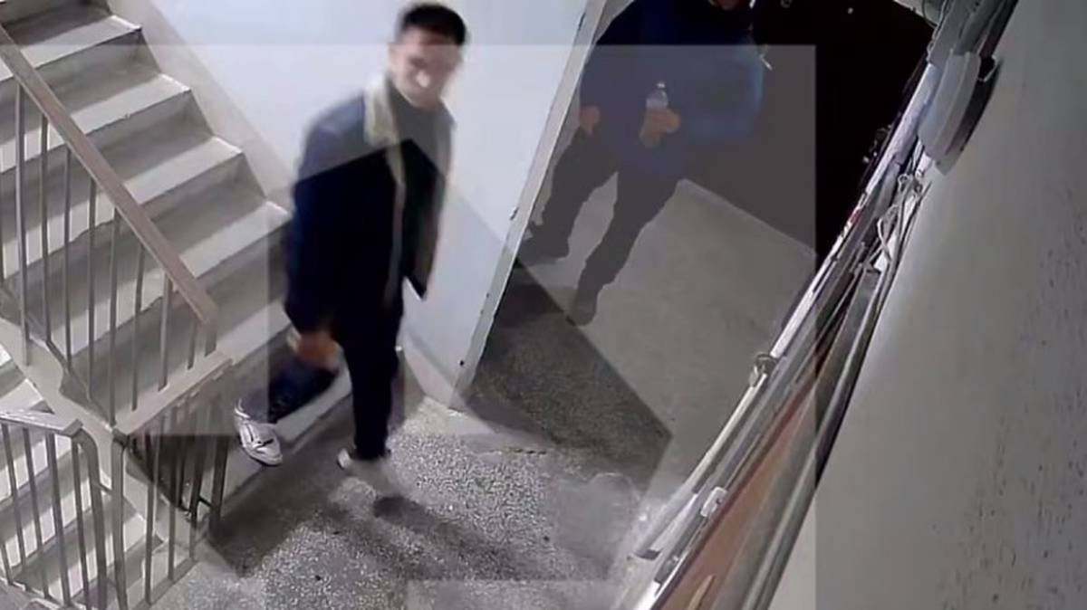 Курьер в Екатеринбурге облил маслом дверь клиентки из-за замечания об опоздании