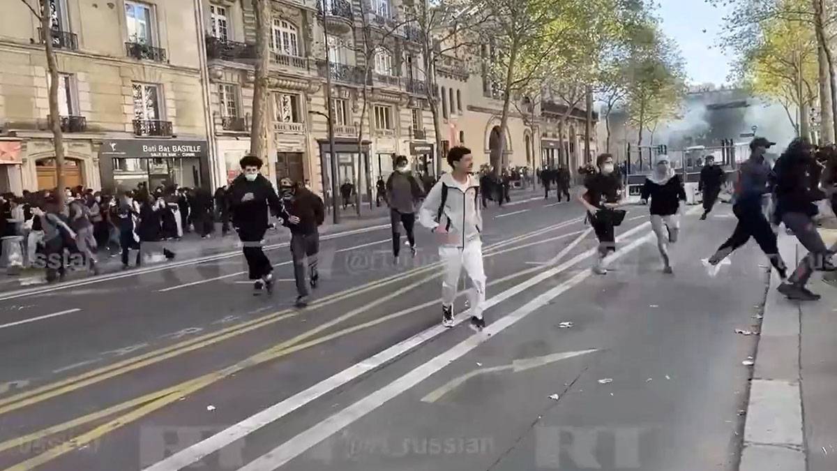 Магазины и банки в Париже начали заколачивать окна и двери из-за погромов школьников