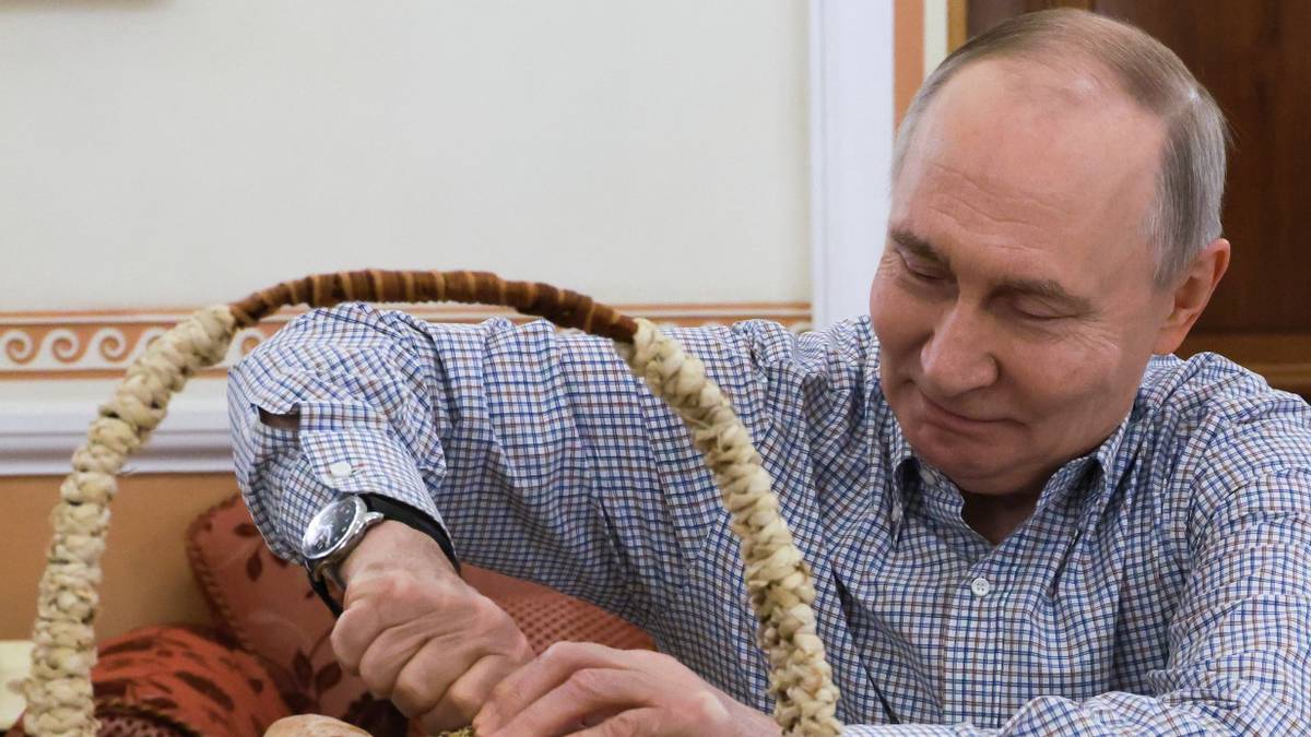 Смастерили гусли и булки испекли: как страна отмечала день рождения Владимира Путина