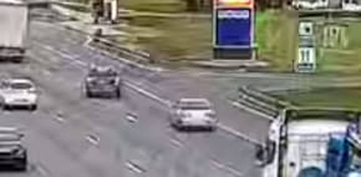 Появилось видео с моментом столкновения двух машин на 106-м километре МКАД
