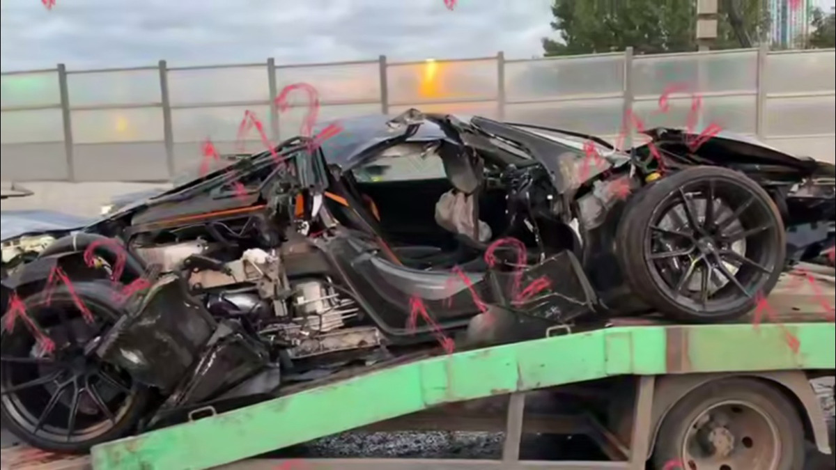 Автомобиль McLaren столкнулся с «Газелью» на улице Генерала Дорохова