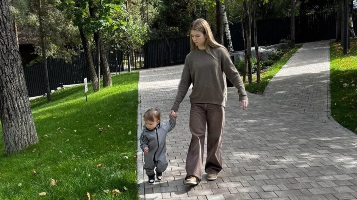 Александра Трусова показала фото с сыном перед выступлением на турнире в Казахстане