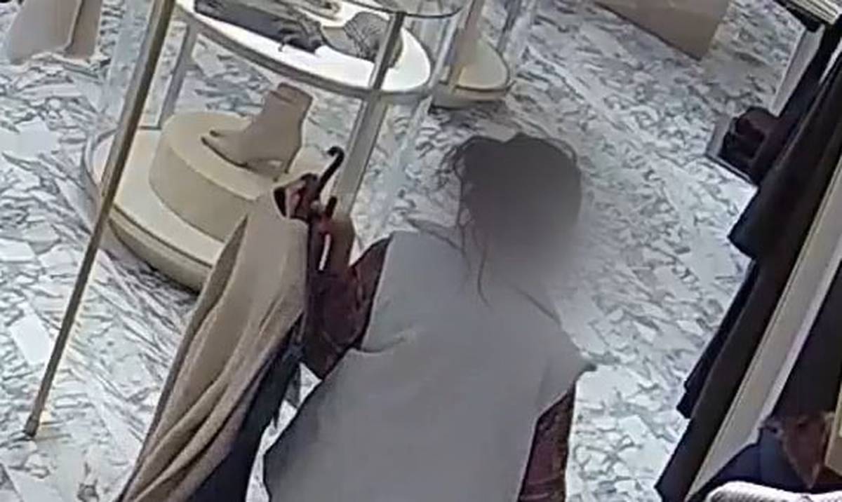 Женщина похитила одежду и брендовую сумку из двух магазинов в центре Москвы