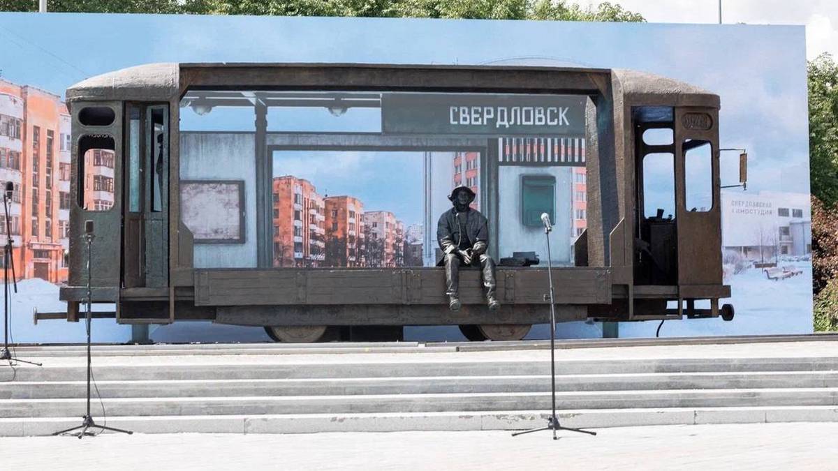 Вандалы в Екатеринбурге повторно повредили памятник Алексею Балабанову