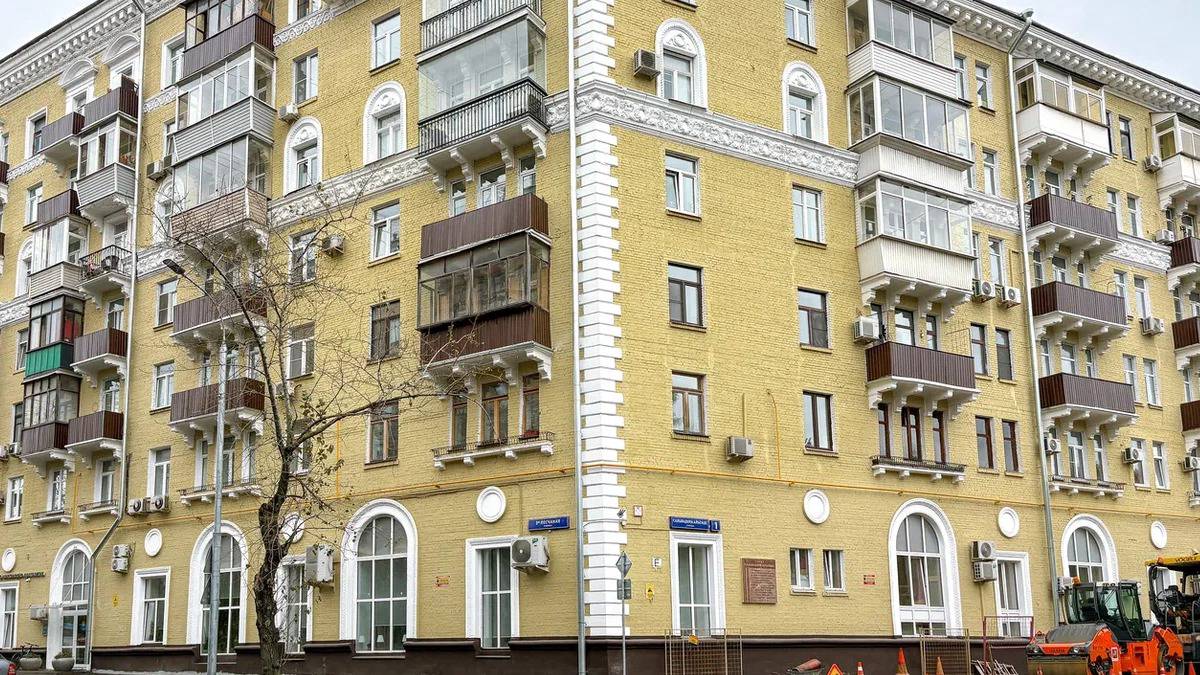 В районе Сокол капитально отремонтируют фасад дома в неоклассическом стиле