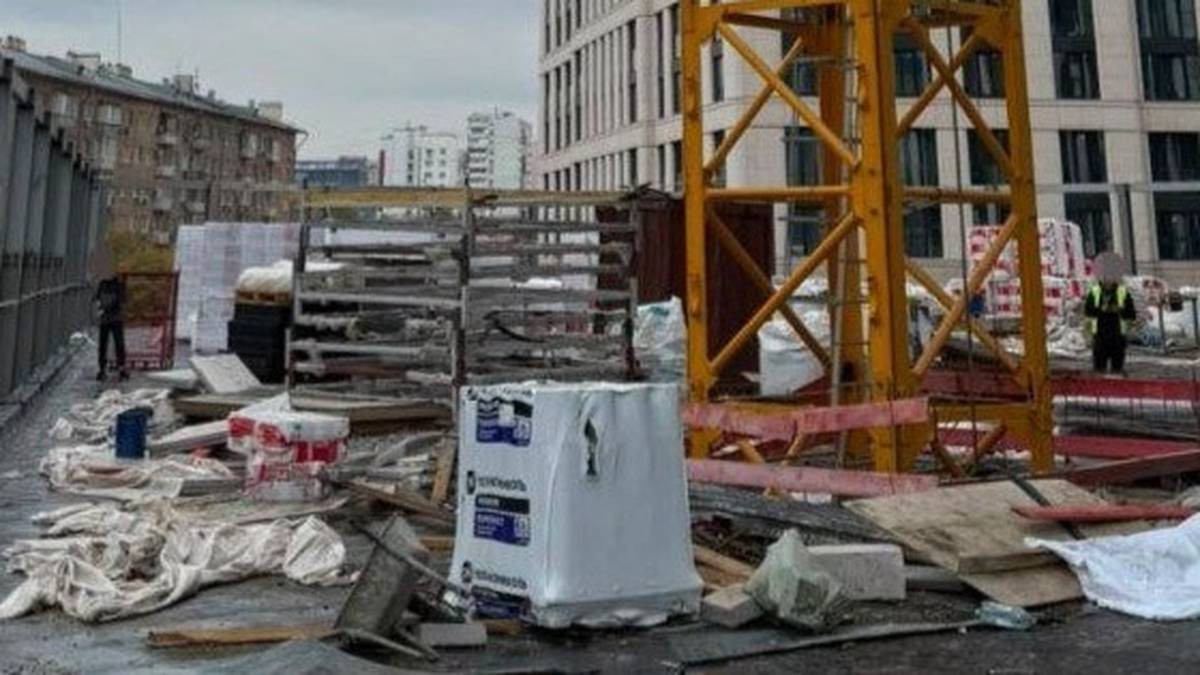 Рабочий погиб после падения с крана на стройке на севере Москвы