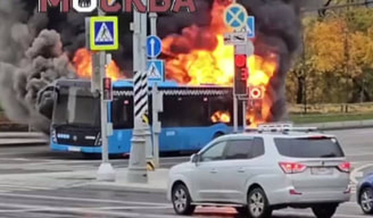 Автобус загорелся на Веерной улице на западе Москвы