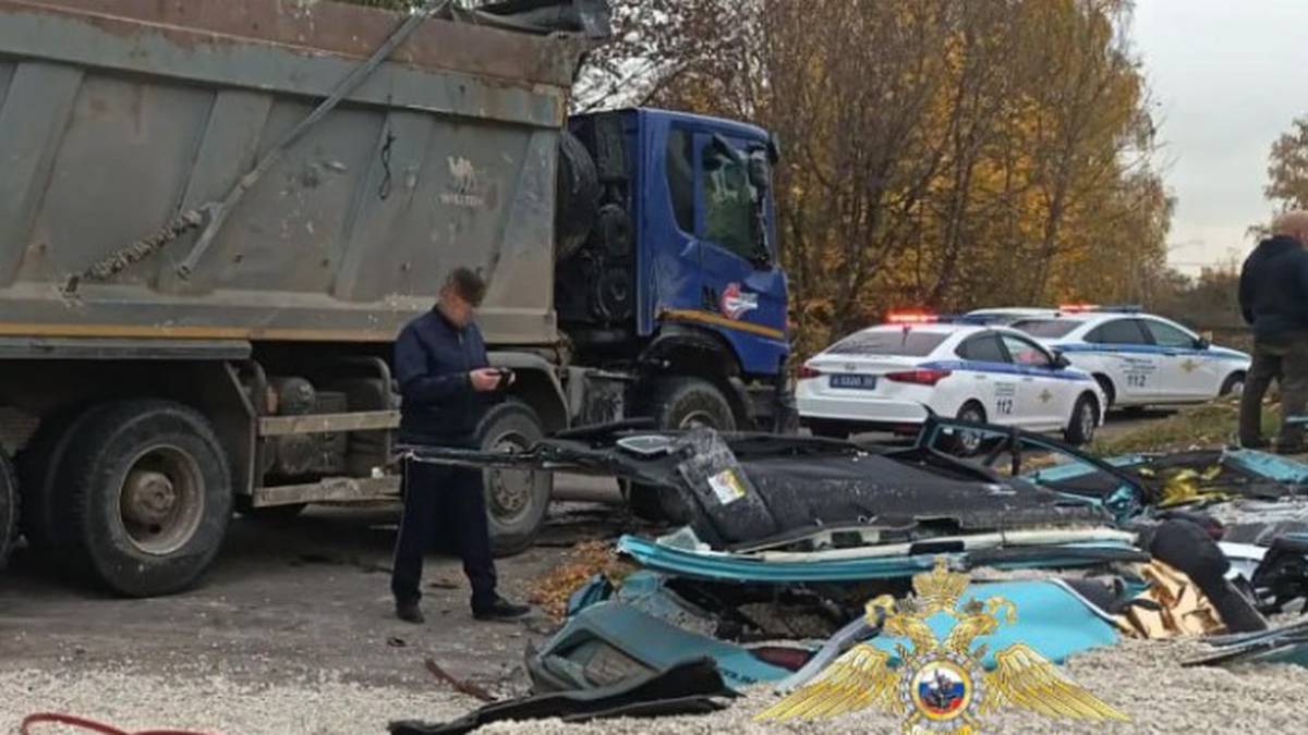 Самосвал с щебнем опрокинулся на легковушку в Домодедове, погибли два человека