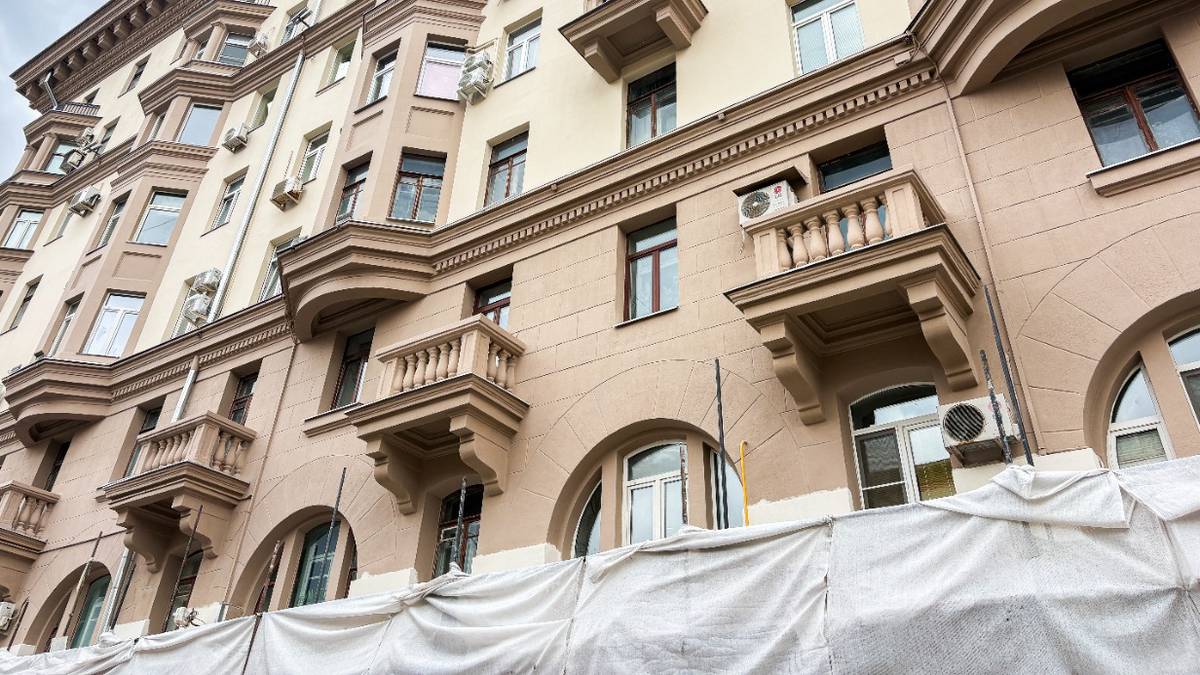 Былой облик вернут дому, возведенному в стиле советского неоклассицизма на Земляном Валу