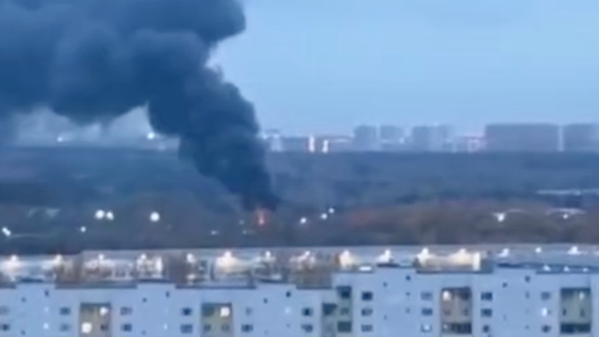 Автосервис загорелся в подмосковном поселке Измайлово