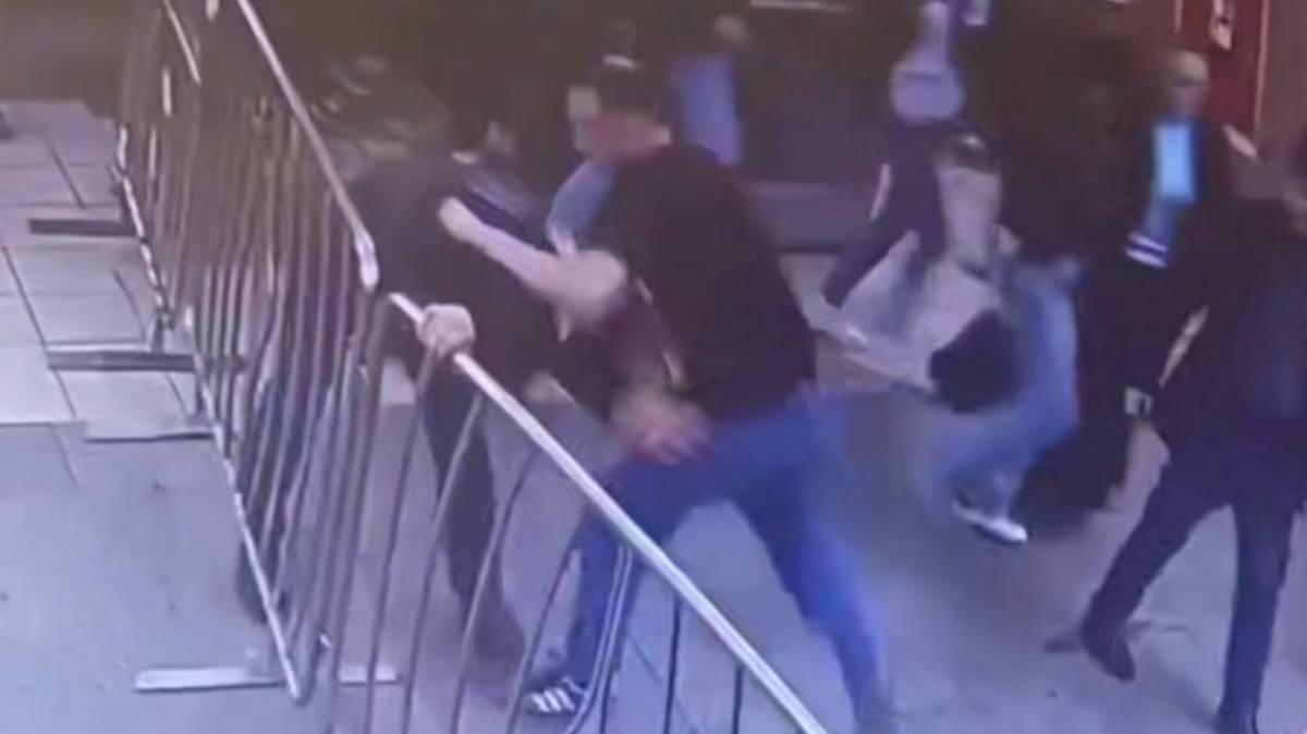 Двое мужчин подрались на станции метро «Кузнецкий мост»
