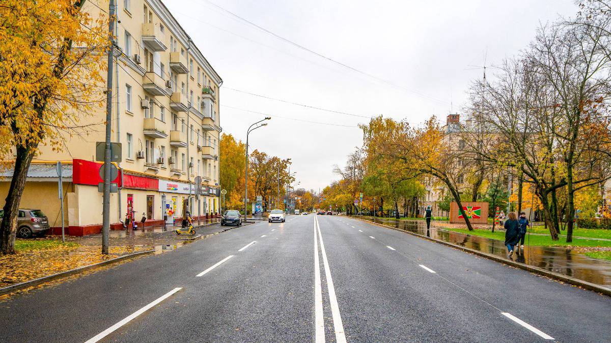 Специалисты обновили асфальт на улице Летчика Бабушкина на северо-востоке Москвы