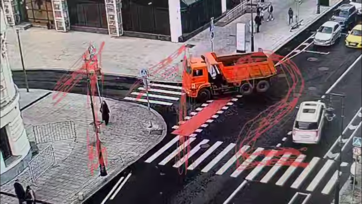 КамАЗ сбил девушку на самокате в центре Москвы
