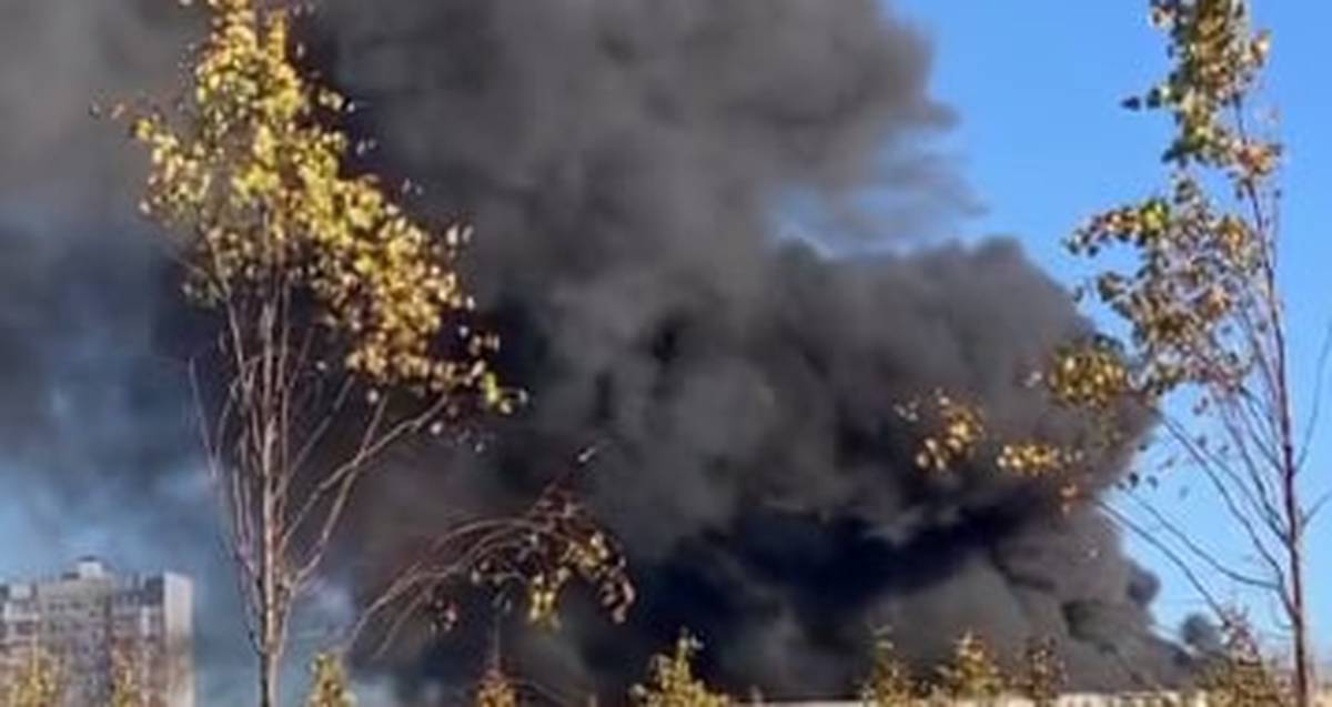 Автосервис загорелся в районе Лианозово на северо-востоке Москвы