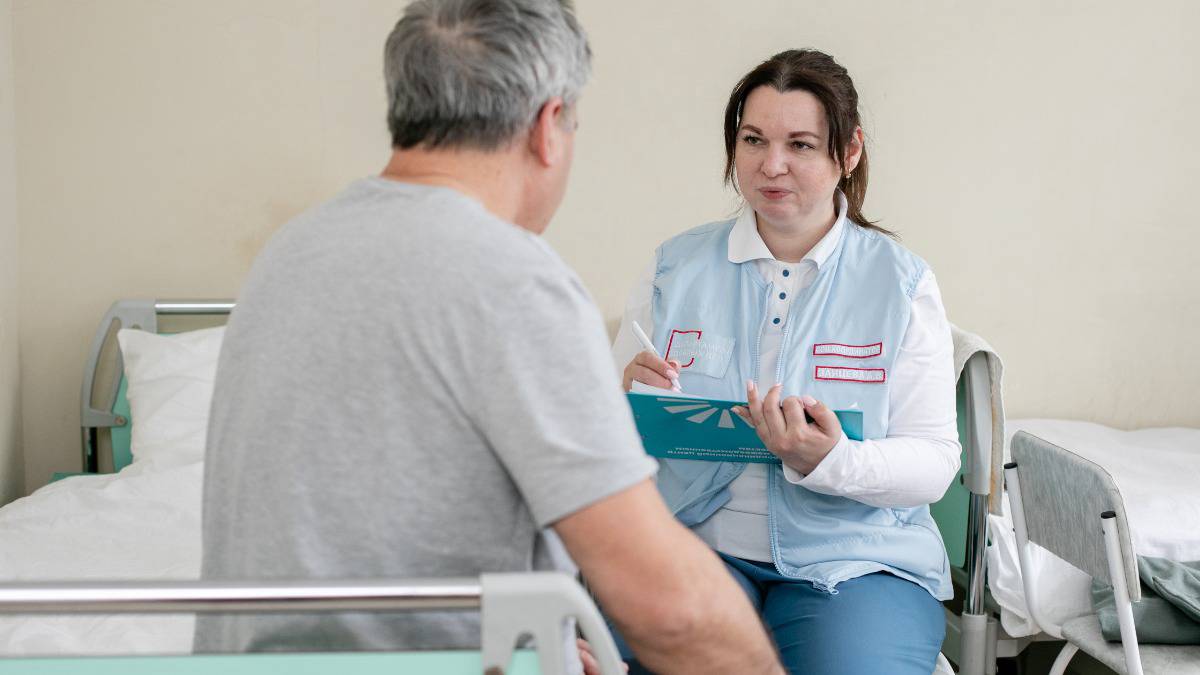 Пять лет заботы: как социальные координаторы помогают пациентам решать немедицинские вопросы