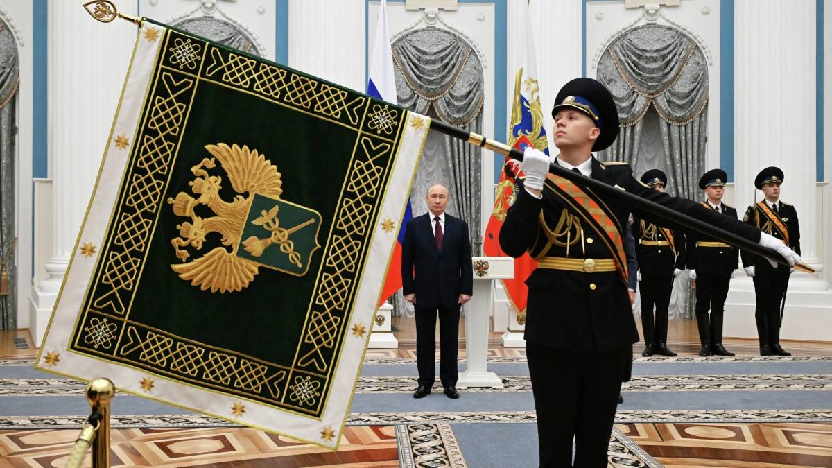Путин в Кремле принял участие в церемонии вручения знамени ФТС России