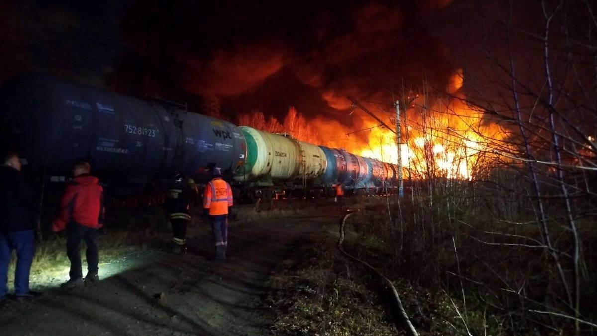 После схода 20 вагонов под Екатеринбургом загорелись семь цистерн