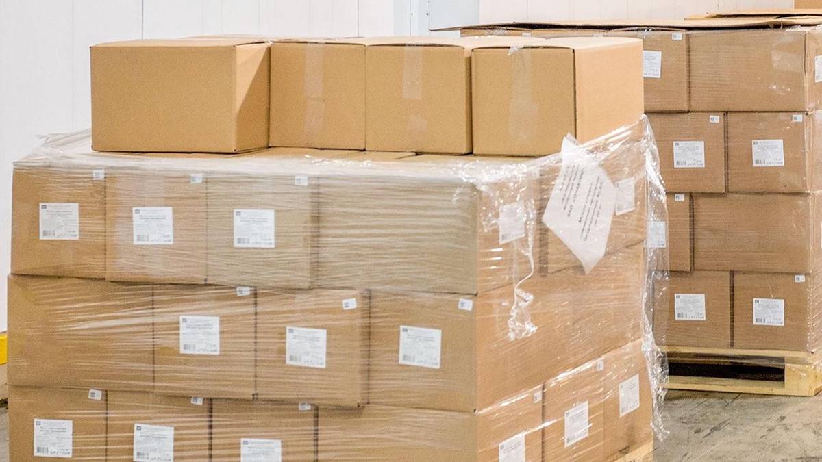 Московские предприниматели отправляют в зону СВО одежду и стройматериалы