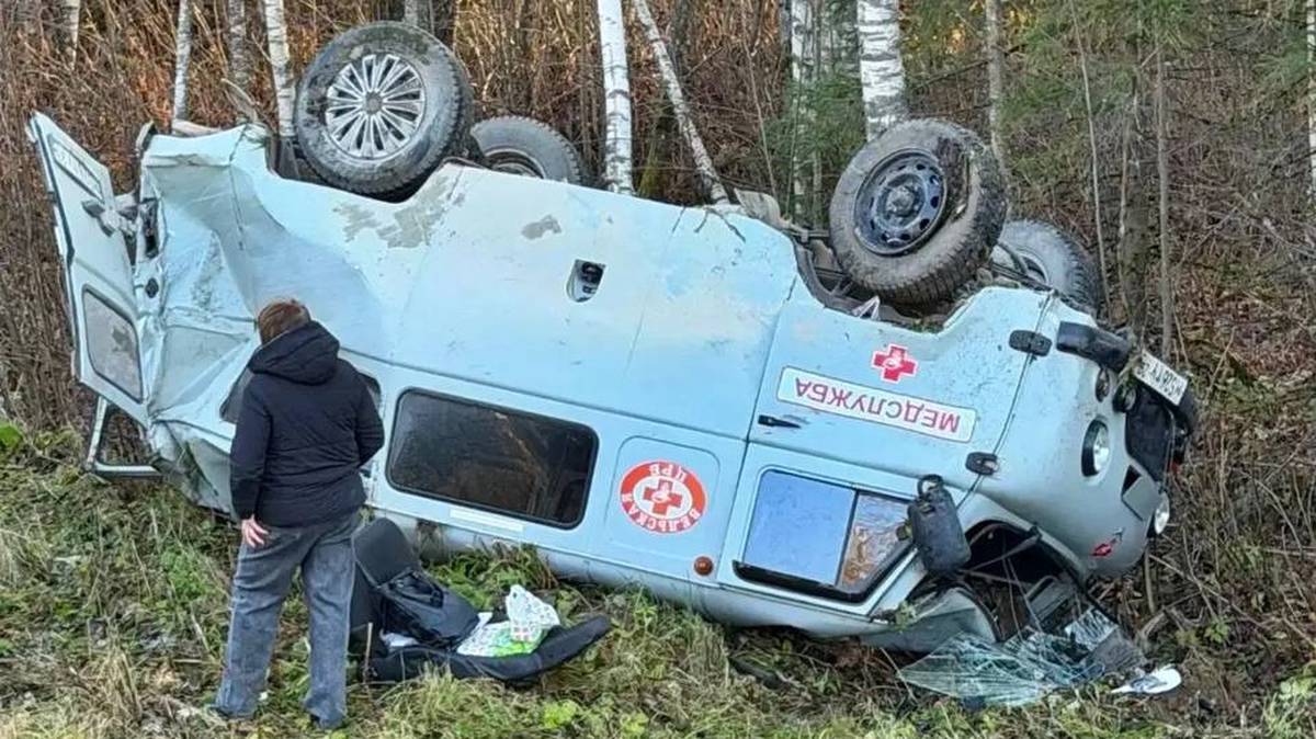 «УАЗ» скорой помощи вылетел с дороги и перевернулся в Архангельской области