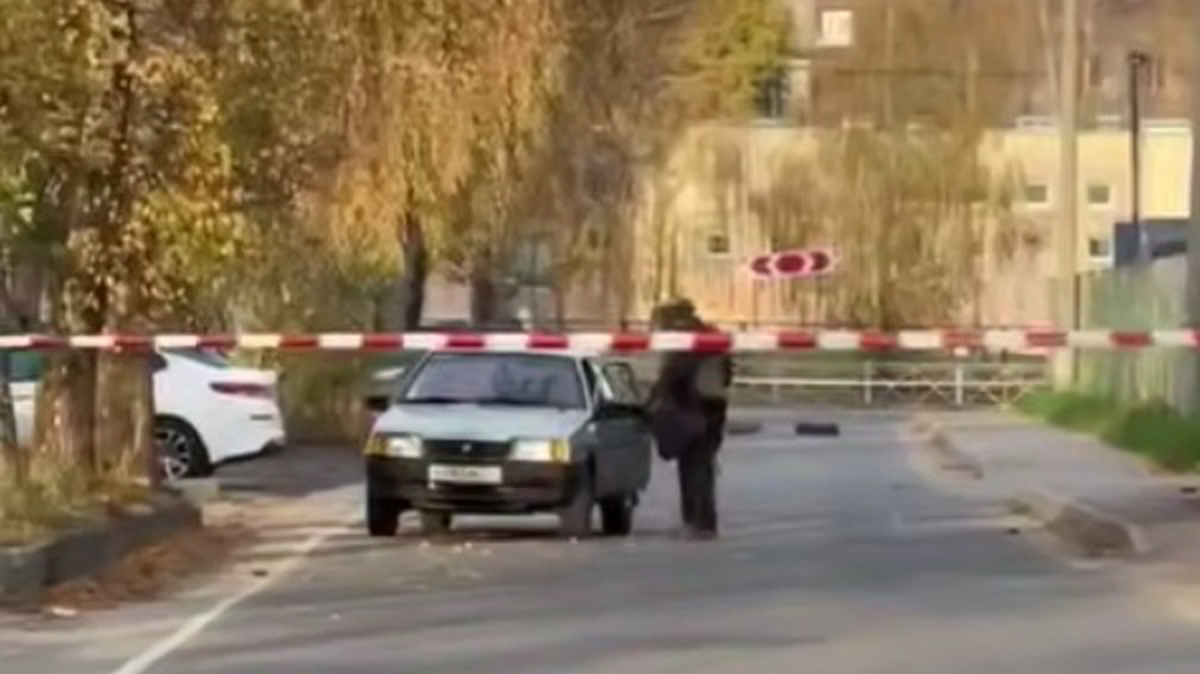 Саперы в Брянске вытащили женщину из машины, окруженной взрывными устройствами