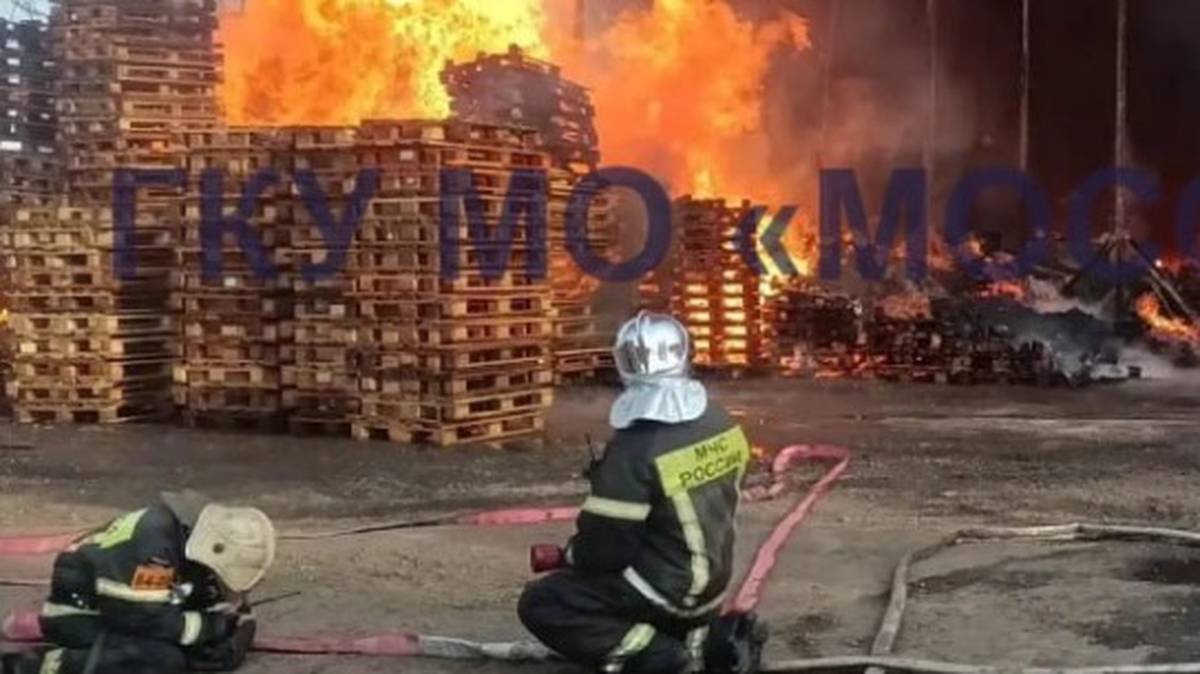 Один человек пострадал при пожаре на территории складов в Одинцове
