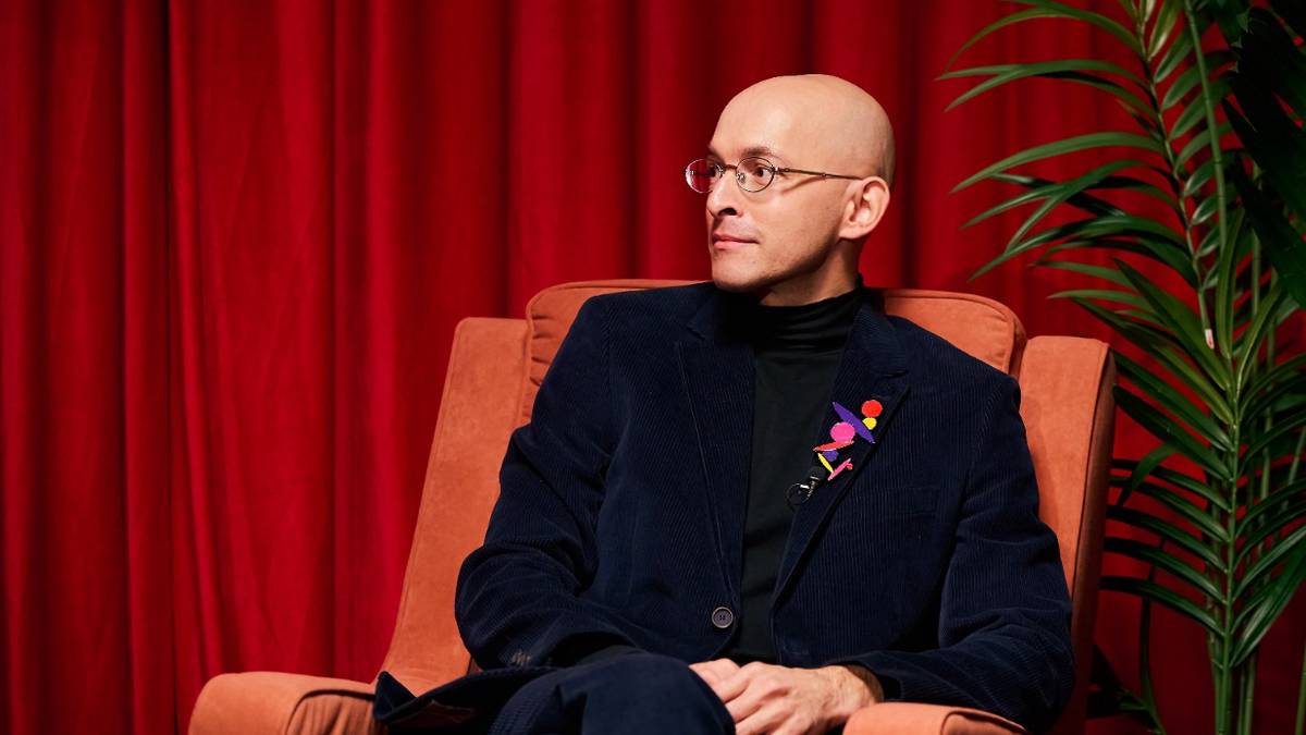 «Я не работаю с эскизами»: скульптор Роман Ермаков раскрыл свой метод в новом выпуске «Занавеса»