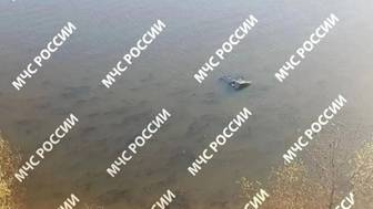 Lada сорвалась с обрыва и упала в реку в Татарстане, двое человек утонули
