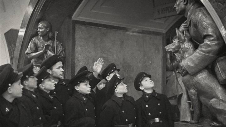 Студенты ремесленного училища на станции «Площадь революции». Фото 1940 года