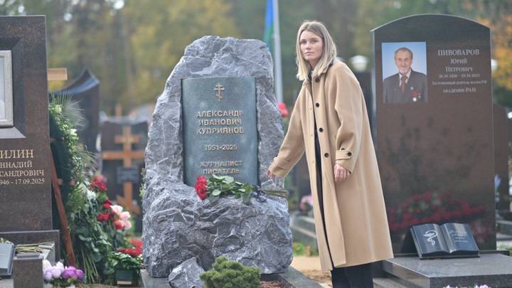 30 сентября. Внучка Александра Ивановича Юлия Самсонова у памятника