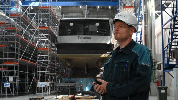 Старший электромеханик Евгений Макаров на Московской верфи 