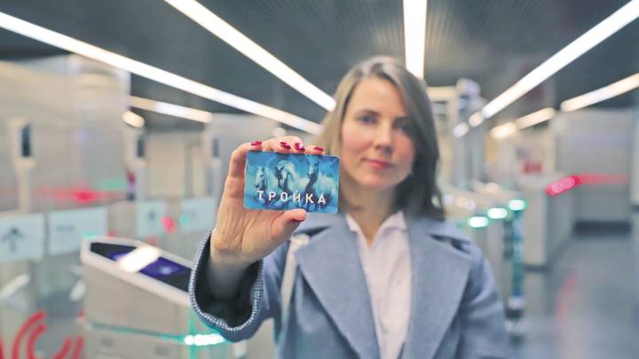 Ирина Елисеева оплачивает проезд в метро картой «Тройка» 
