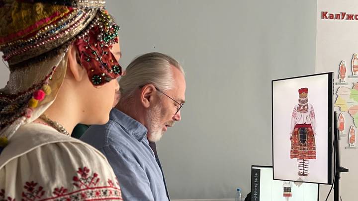 Сотрудник платформы «Коиново» Константин Арбузов оцифровывает костюм для коллекции музея