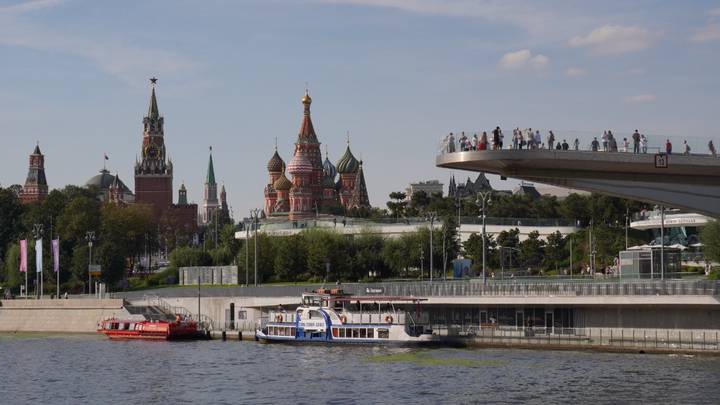 Парящий мост — уникальная смотровая площадка в парке «Зарядье» в Москве