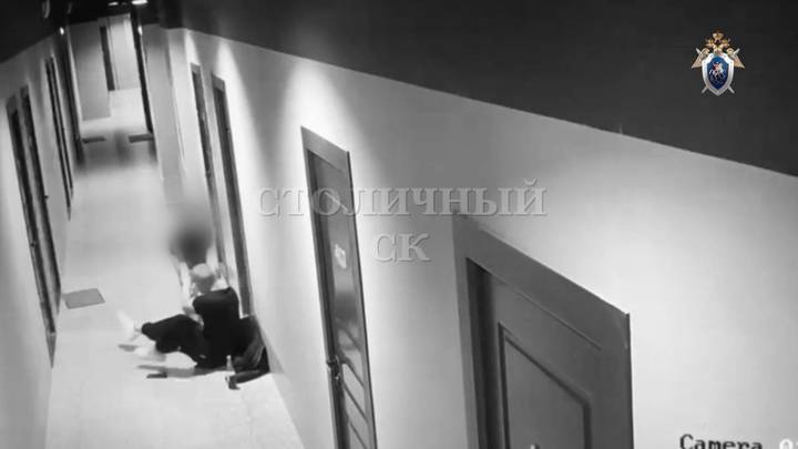 Кадры, как Юлия Приходько заводит Вадима в квартиру