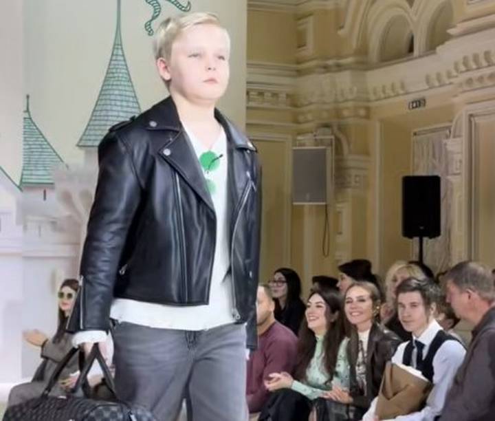 Актриса Анна Михайловская показала фото с дебютного выхода сына на подиум