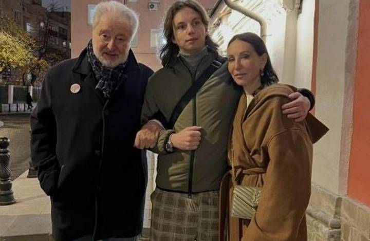 Актриса Алика Смехова опубликовала фото с отцом и сыном с похода в театр