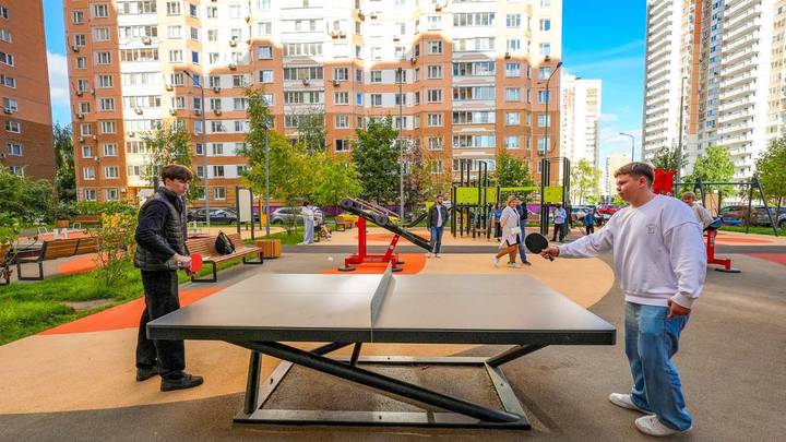 Москвичи играют в настольный теннис на дворовом кластере на Большой Очаковской улице
